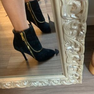 Members Only | Black Suede Booties “Zippette”